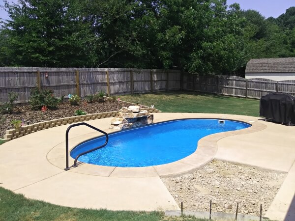 2-swimming-pool-concrete-deck-before-concrete-repair-600x450